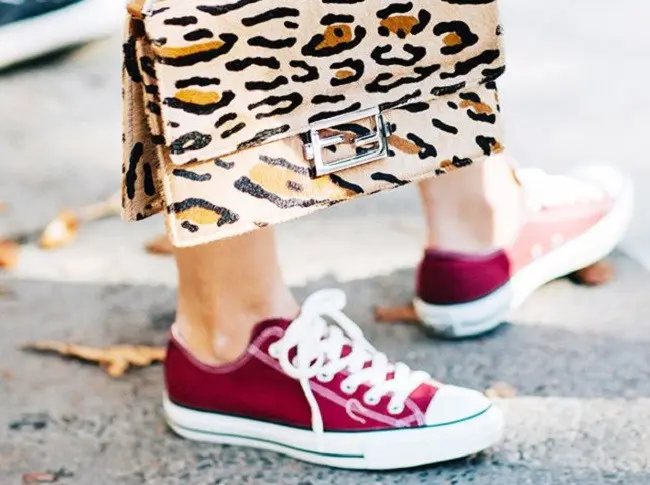 Berikut beberapa model sepatu yang perlu Anda hindari agar tetap tampil trendi dan muda. (Foto: www.whowhatwear.com/Sandra Semburg)