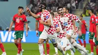 Pemain Timnas Kroasia, Josko Gvardiol melakukan selebrasi setelah mencetak gol pertama Kroasia ke gawang Timnas Maroko dalam laga perebutan tempat ketiga Piala Dunia 2022 di Khalifa International Stadium, Doha, Qatar, Sabtu (17/12/2022) malam WIB. (AP Photo/Hassan Ammar)