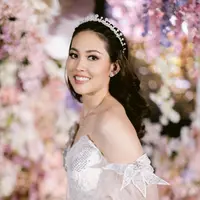 Pada momen spesial ini, Ribka Sugiarto mencuri perhatian dengan penampilannya yang luar biasa anggun. Ia mengenakan gaun rancangan desainer ternama, Soko Wiyanto. [@ribkasugiarto].