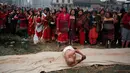 Seorang pria Hindu Nepal berguling di tepi sungai Hanumante saat festival Madhav Narayan di Bhaktapur, Nepal (31/1). Dalam ritual ini, wanita yang belum menikah berdoa untuk mendapatkan suami yang baik. (AP Photo / Niranjan Shrestha)