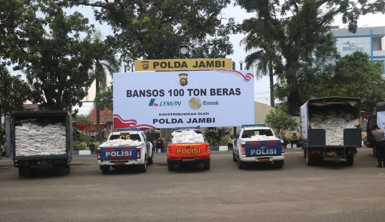 Sejumlah mobil berisi beras bantuan terlihat saat acara pelepasan di halaman Mapolda Jambi, Jumat (6/8/2021). Acara pelepasan pendistribusian 100 ton beras untuk masyarakat terdampak Pandemi Covid-19 ini merupakan bantuan dari EMTEK (Elang Mahkota Teknologi) dan LYMAN Group. (Liputan6.com/Istimewa)