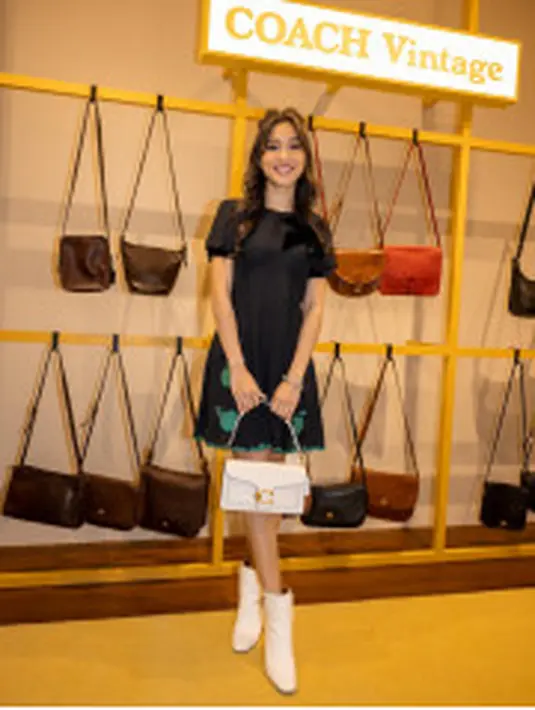 Serta sepatu senada dari Coach Teri Bootie, boots berbentuk square-toe dan flared block yang dilengkapi dengan 70s-inspired retro spin. [Foto: Dok. Coach]