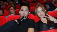  Demian tampil mesra dengan Sara Wijayanto saat hadiri Premiere film Godzilla di XXI Gandaria City, Selasa (14/5/2014) (Liputan6.com/Faisal R Syam).