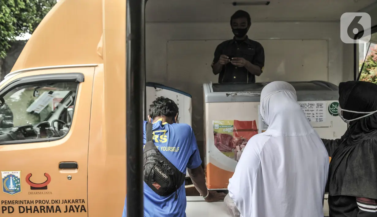Warga saat mendatangi gerai mobil yang menjual daging murah di kantor Kelurahan Pisangan Baru, Jakarta, Timur, Rabu (17/2/2021). Pemprov DKI Jakarta melalui PD Dharma Jaya mengadakan layanan Food Truck Daging Goes to Kelurahan di wilayah Jakarta Timur. (merdeka.com/Iqbal S. Nugroho)