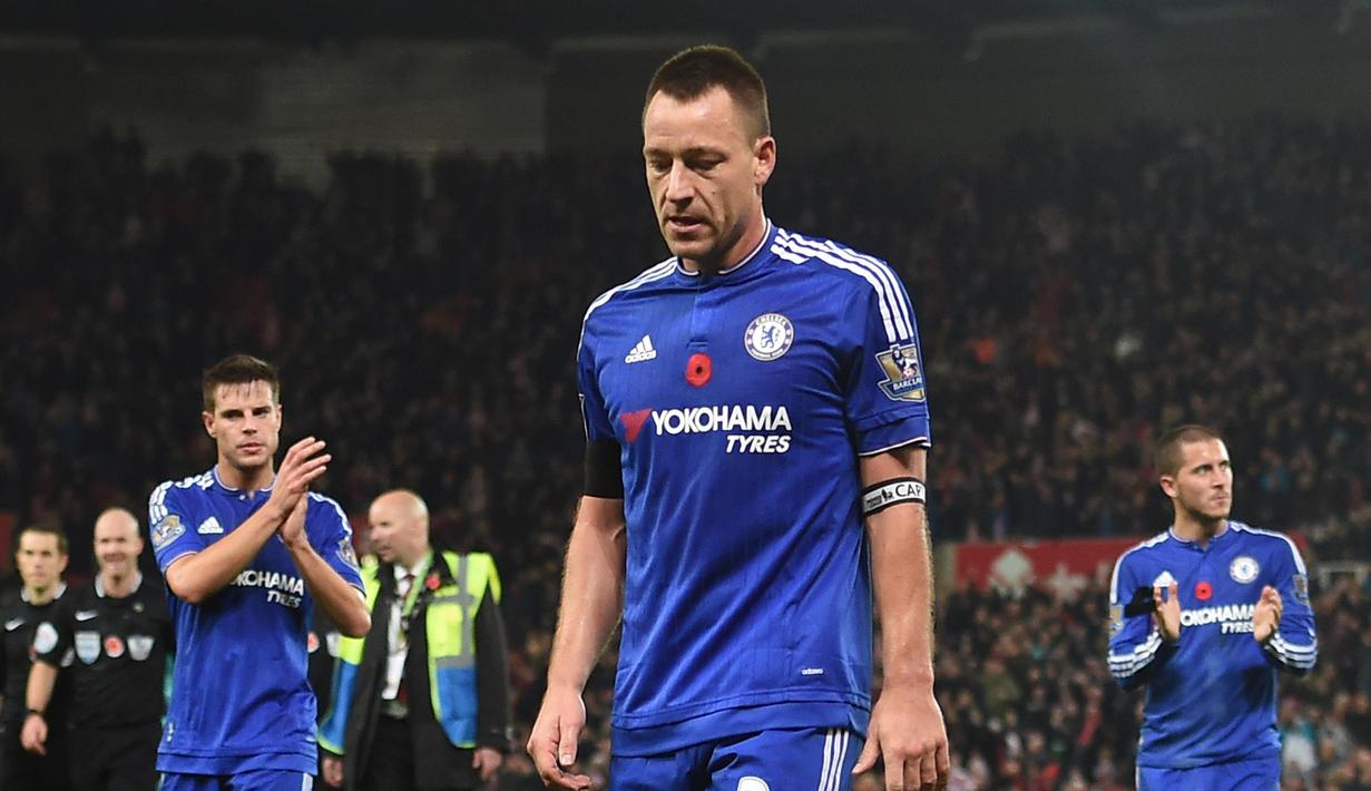 Pemain Chelsea, John Terry dan rekan-rekannya tertunduk lesu usai kalah dari Stoke City pada lanjutan Liga Premier Inggris di Stadion Britannia, Stoke, Minggu, (8/11/2015) dini hari WIB.  (AFP Photo/Paul Ellis)