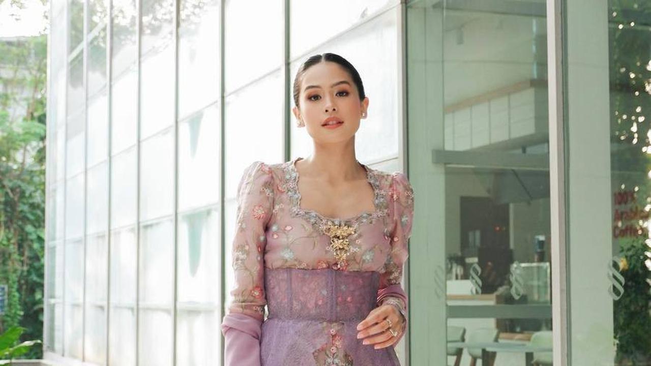 Kebaya Floral Berwarna Pink Dengan Sentuhan Brokat Berwarna Lilac