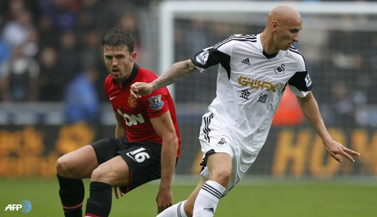 Gelandang Swansea City Jonjo Shelvey Berhadapan dengan Michael Charrick di Stadion Libert, pada 17 Agustus 2013. (AFP/Ian Kington)