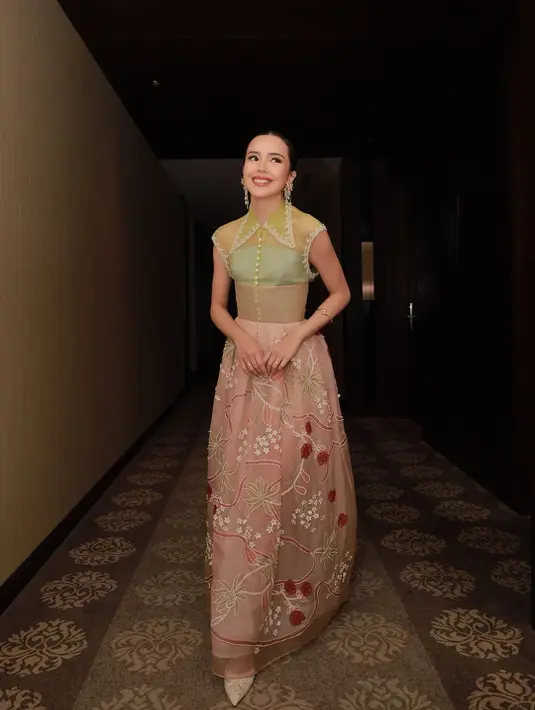 Di momen gala premiere, Beby Tsabina tampilkan pesona membius bak kembang desa [@bebytsabina]