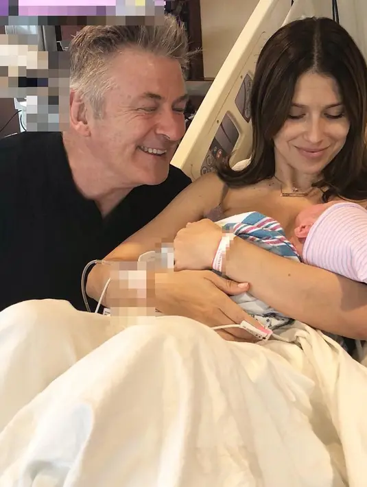 "Romeo lahir pada hari Kamis lalu, benar-benar membahagiakan, namun aku juga didiagnosa terkena pneumonia," lanjutnya. (instagram/hilariabaldwin)