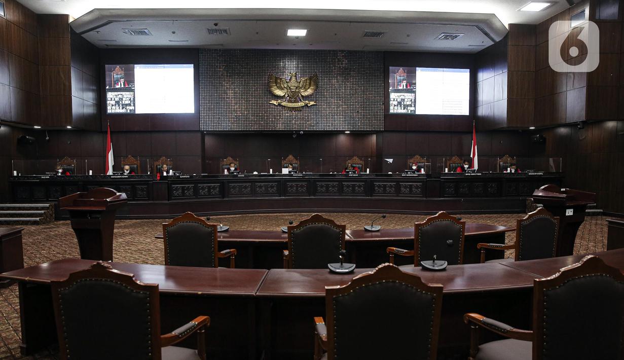 Suasana sidang uji materi Undang-Undang Nomor 35 Tahun 2009 tentang Narkotika terhadap UUD 1945 atau legalisasi ganja untuk medis di Gedung Mahkamah Konstitusi, Jakarta, Rabu (20/7/2022). MK menolak legalisasi ganja medis untuk kesehatan yang dinyatakan dalam putusan perkara nomor 106/PUU-XVIII/2020. (Liputan6.com/Faizal Fanani)