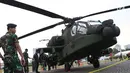 Anggota TNI berada di sisi helikopter Apache yang dipamerkan pada pameran Alat Utama Sistem Persenjataan TNI di Kawasan Monas, Jakarta, Kamis (27/9). TNI memiliki delapan helikopter Apache AH 64E buatan Amerika Serikat. (Liputan6.com/Helmi Fithriansyah)