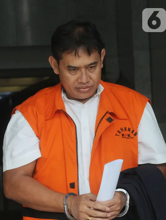 Direktur Pemasaran PTPN III (Persero) sekaligus merangkap Komisaris Utama PT KPBN, I Kadek Kertha Laksana keluar usai menjalani pemeriksaan kasus suap pengelolahan Distribusi gula di PTPN III oleh penyidik di Gedung KPK, Jakarta, Kamis (31/10/2019). (merdeka.com/Dwi Narwoko)