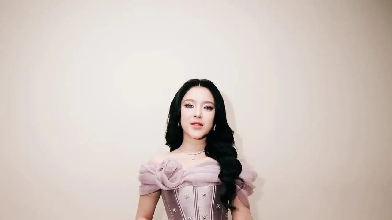 Potret Tiara Andini Bak Princess Belle dalam Balutan Gaun Off-Shoulder Pink di Konser Miliaran Cinta Yovie Widianto