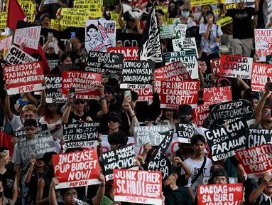 Ratusan pengunjuk rasa berbaris dalam sebuah demonstrasi untuk memperingati 38 tahun "People Power", di Epifanio de los Santos Avenue, Quezon City pada tanggal 25 Februari 2024. (JAM STA ROSA/AFP)