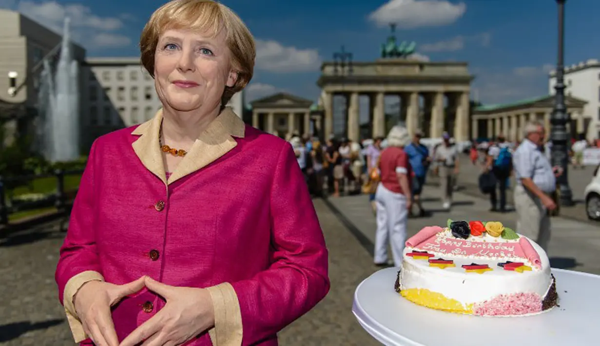 Sebuah patung lilin dipajang di depan gerbang Brandenburg di Berlin, (16/7/2014) untuk menandai perayaan ulang tahun ke 60 Kanselir Jerman, Angela Merkel. (AFP PHOTO/Clemens Bilan)