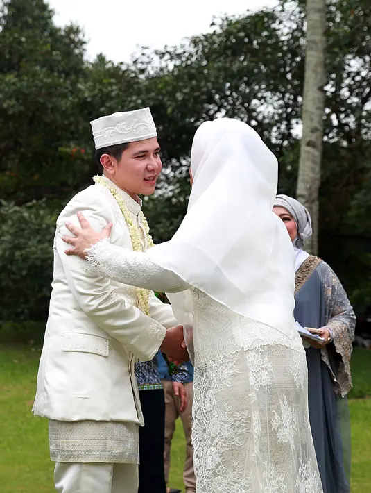 "Merinding banget, kayak merasa sekeliling sunyi dan fokus sama itu.  Beda banget, perasaan grogi mungkin, tapi dicampur bahagia. Memang sudah 4 tahun bareng," paparnya. (Nurwahyunan/Bintang.com)