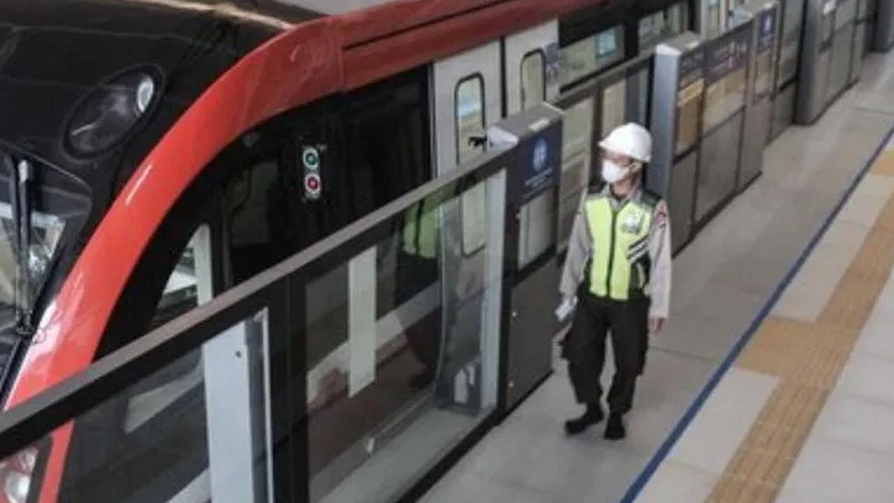 Risal mengungkapkan, saat ini pun LRT Jabodebek masih melanjutkan uji coba, namun untuk sementara tidak ada penumpang dari undangan seperti sebelumnya.