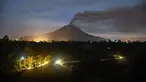 Gunung Sinabung menyemburkan abu dan asap tebal sebagaimana terlihat dari Karo, Provinsi Sumatra Utara, Rabu, 2 September 2026. (AFP/ YT Haryono)