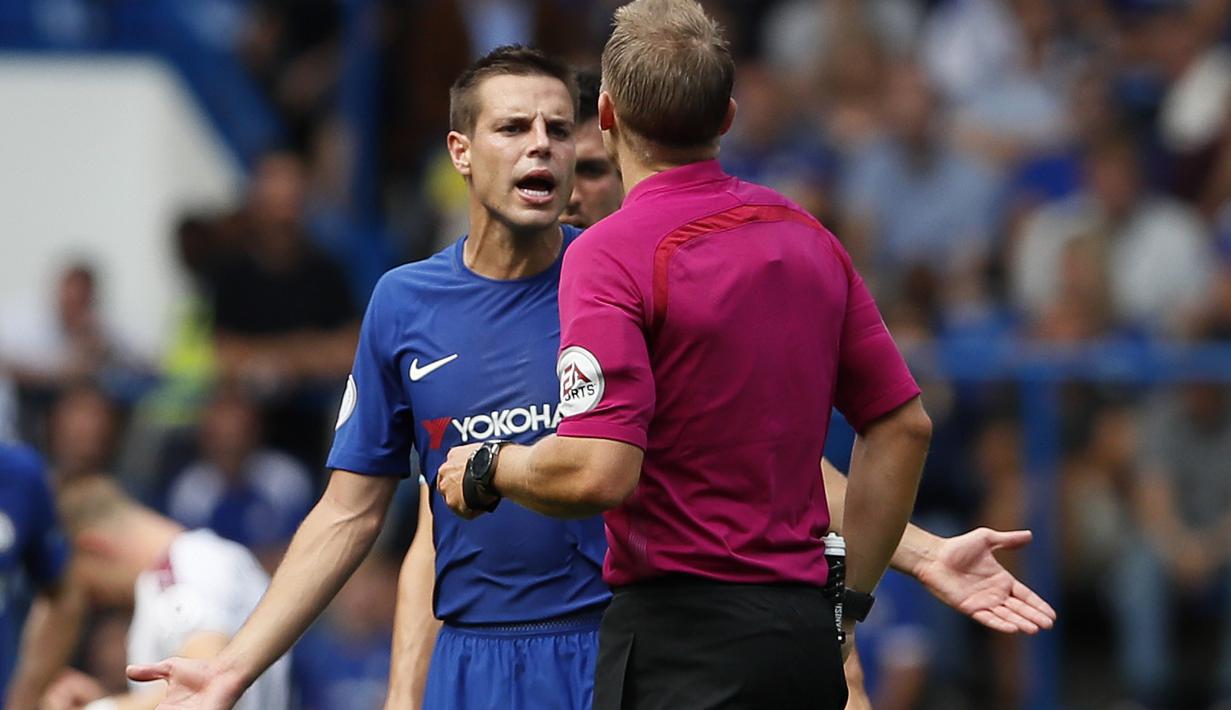 Protes pemain Chelsea, Cesar Azpilicueta (kiri) kepada wasit Craig Pawson saat melawan Burnley pada laga perdana Premier League di Stamford Bridge, (12/8/2017). Chelsea kalah 2-3. (AP/Kirsty Wigglesworth)
