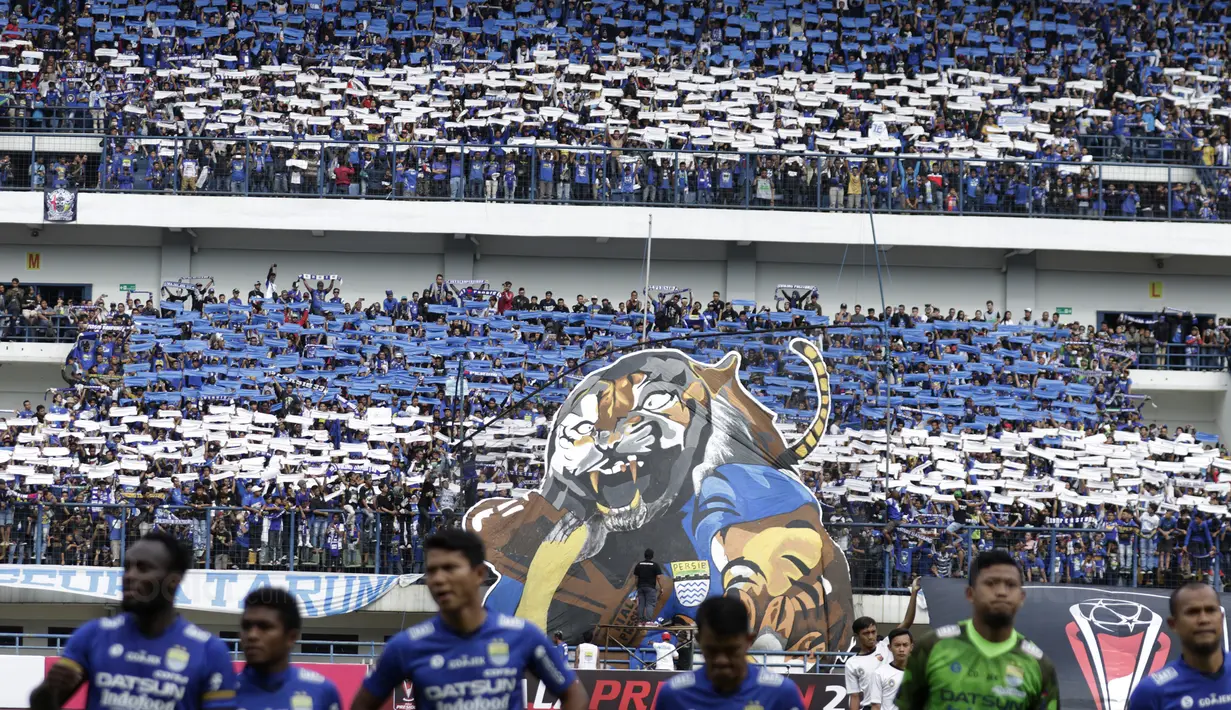 Suporter Persib saat pertandingan melawan Sriwijaya FC pada laga Piala Presiden di Stadion GBLA, Bandung, Selasa (16/1/2018). Persib menang 1-0 atas Sriwijaya FC. (Bola.com/M Iqbal Ichsan)