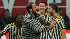Pemain Juventus Manuel Locatelli (kanan) melakukan selebrasi usai mencetak gol ke gawang AC Milan pada pertandingan sepak bola Serie A Liga Italia di Stadion San Siro, Milan, Italia, Minggu (22/10/2023). Juventus mengalahkan AC Milan dengan skor 1-0. (AP Photo/Luca Bruno)