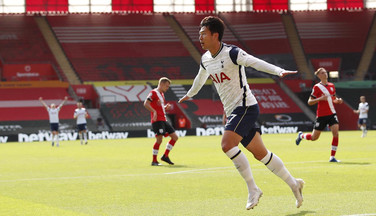 Son Heung-min. Sayap kiri Korea Selatan berusia 29 tahun yang kini menjalani musim ke-7 bersama Tottenham Hotspur ini pernah mencetak 4 gol dalam satu laga di Liga Inggris musim 2020/2021, musim ke-6 ia berseragam The Lilywhites. Momen itu terjadi di pekan ke-2 saat Spurs dijamu Southampton, 20 September 2020 dalam laga yang berakhir 5-2. Di akhir musim ia menempati posisi keempat dalam daftar top skor dengan 17 gol bersama striker Leeds United, Patrick Bamford. (AFP/Pool/Andrew Boyers)