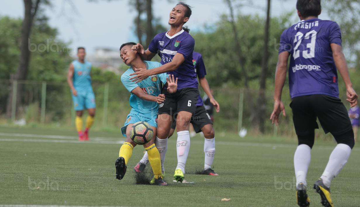 Pemain Bhayangkara FC, Sani Rizki (kiri) diadang pemain Persita pada laga uji coba di Lapangan NYTC Sawangan, Depok, (11/01/2018). Bhayangkara FC kalah 0-2. (Bola.com/Nicklas Hanoatubun)