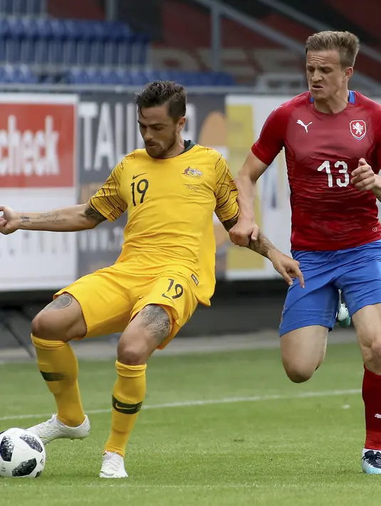 Pemain Australia, Joshua Risdon (kiri) menghalau bola dari kejaran pemain Republik Ceska, Jan Kopic pada laga uji coba di St Poelten, Austria, (1/6/2018). Australia menang 4-0. (AP/Ronald Zak)
