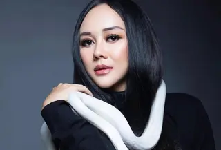 Aura Kasih bareng ular putih peliharaannya yang eksotis. [IG: @aurakasih]