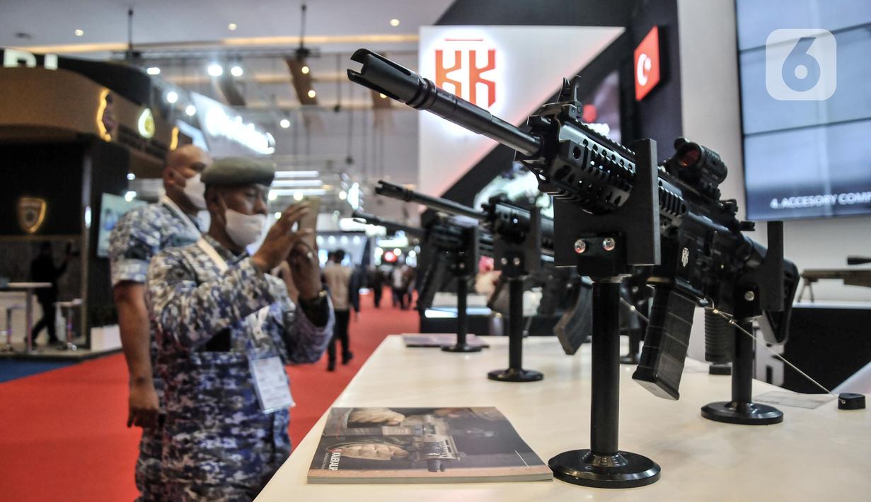Anggota TNI melihat senjata yang dipamerkan dalam Indo Defence 2022 Expo & Forum di JIExpo, Kemayoran, Jakarta, Rabu (2/11/2022). Kementerian Pertahanan bersama PT Napindo Media Ashatama menggelar pameran industri pertahanan terbesar se-Asia Tenggara bertemakan “Peace, Prosperity, Strong Defence” yang diikuti 905 perusahaan dari 59 negara dan berlangsung hingga 5 November mendatang. (merdeka.com/Iqbal S. Nugroho)