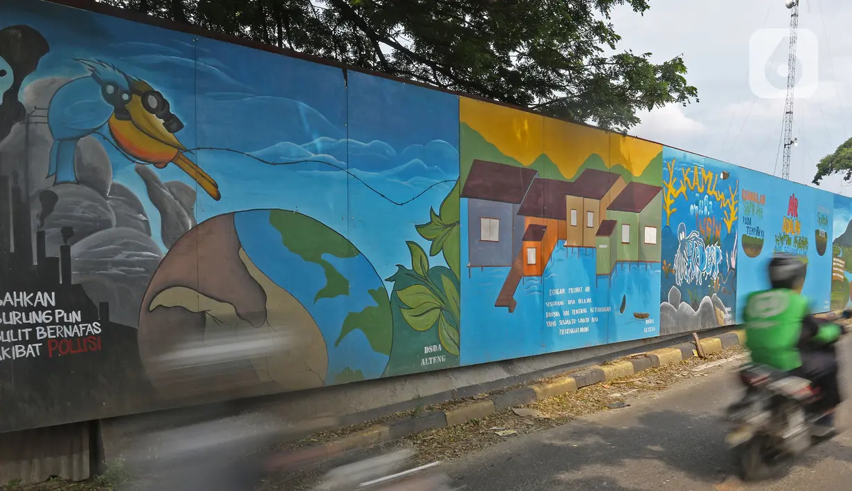 Kendaraan melintasi mural yang berisi pesan ajakan untuk menjaga lingkungan di Jalan Tambak, Manggarai, Jakarta, Selasa (11/2/2020). Mural tersebut bertujuan mengingatkan bahwa permasalahan lingkungan merupakan masalah serius yang harus dihadapi bersama. (Liputan6.com/Herman Zakharia)