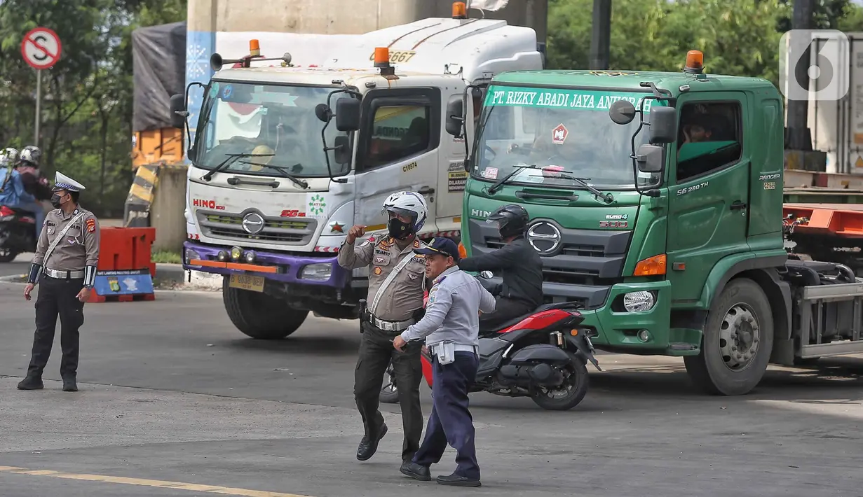 Pihak PT Pelabuhan Indonesia (Persero) Regional 2 Tanjung Priok juga mengatakan bahwa kemacetan panjang tersebut akibat meningkatnya aktivitas bongkar muat di Pelabuhan Tanjung Priok, Jakarta. (Liputan6.com/Angga Yuniar)