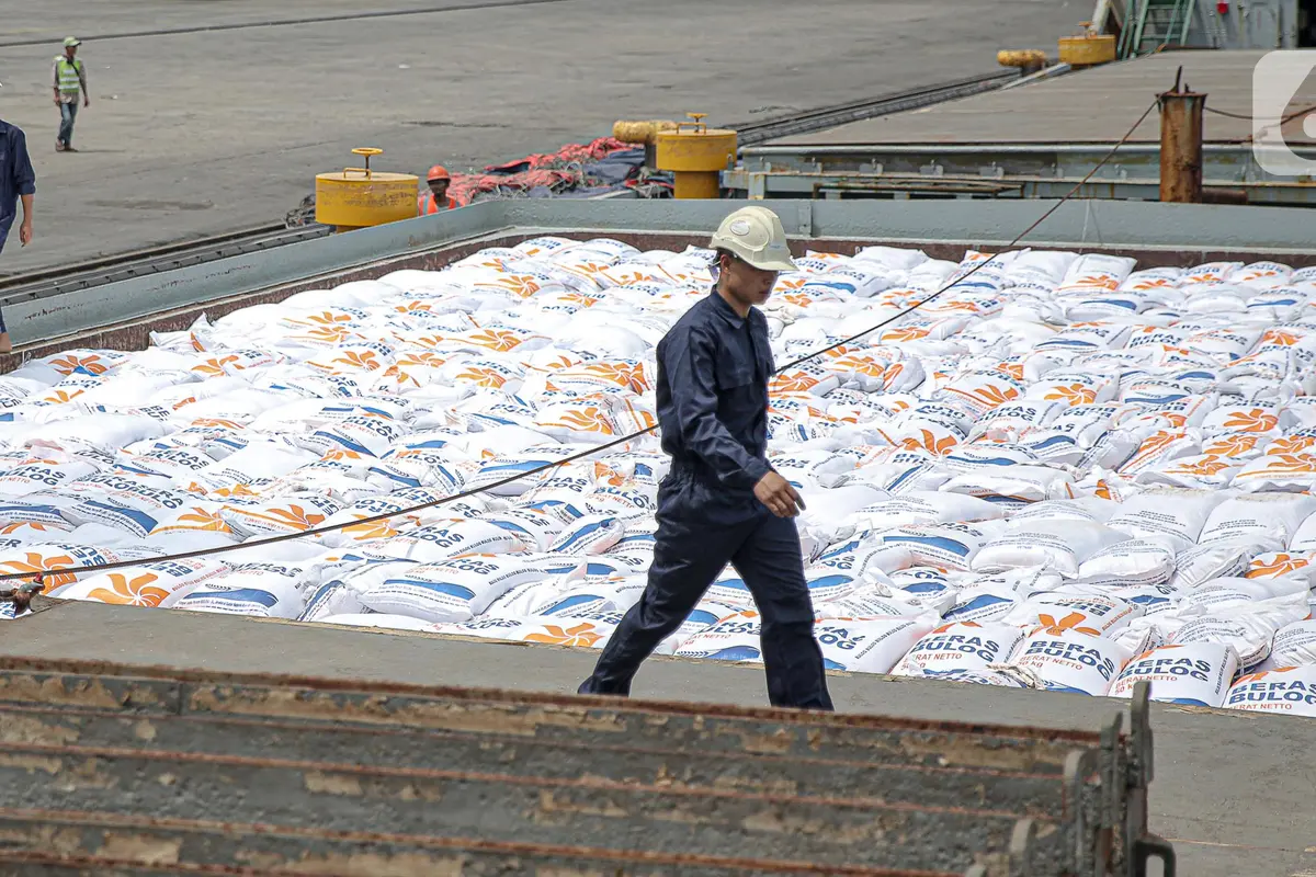 5000 Ton Beras Impor Asal Vietnam Tiba di Pelabuhan Tanjung Priok