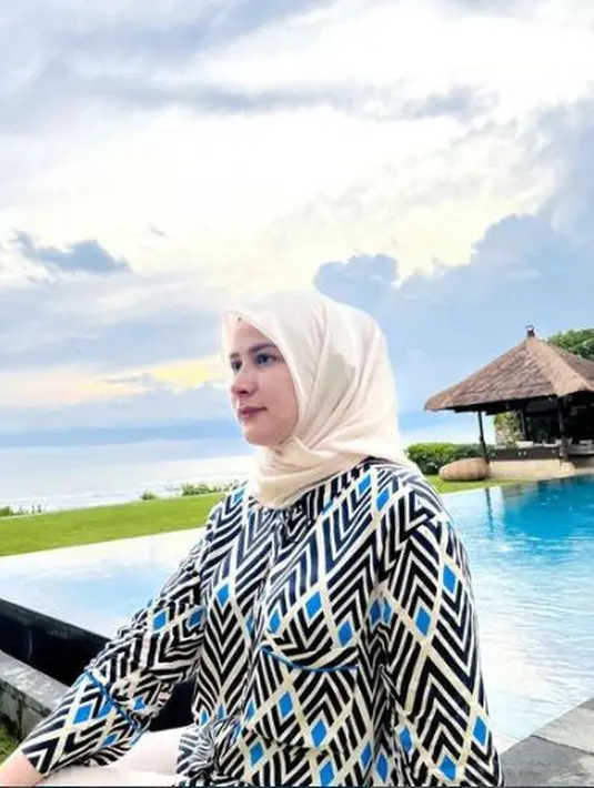 <p>Berdasarkan video yang beredar di media sosial, Rina Diana tertarik untuk memeluk Islam lantaran melihat orang lain Sholat. (Instagram/ rinadiana_8)</p>