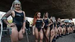 Rubia Machado (kiri) bersama para model lainnya ikut mempromosikan kontes kecantikan Miss Bumbum 2017 di Paulista Avenue, Sao Paulo, Brasil, Senin (7/8). Mereka berbaris di tengah jalan memamerkan tubuh seksi, terutama area bokong. (Nelson ALMEIDA/AFP)