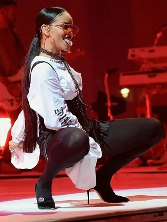 Selain itu, Chris Brown juga saat ini sudah memiliki seorang anak hasil bercintanya dengan Nia guzman pada 2015 lalu. (Instagram/badgalriri)