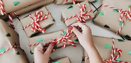 Intip tips seru membungkus kado Natal dan Tahun Baru berikut ini. (Photo by Juliana Malta on Unsplash)