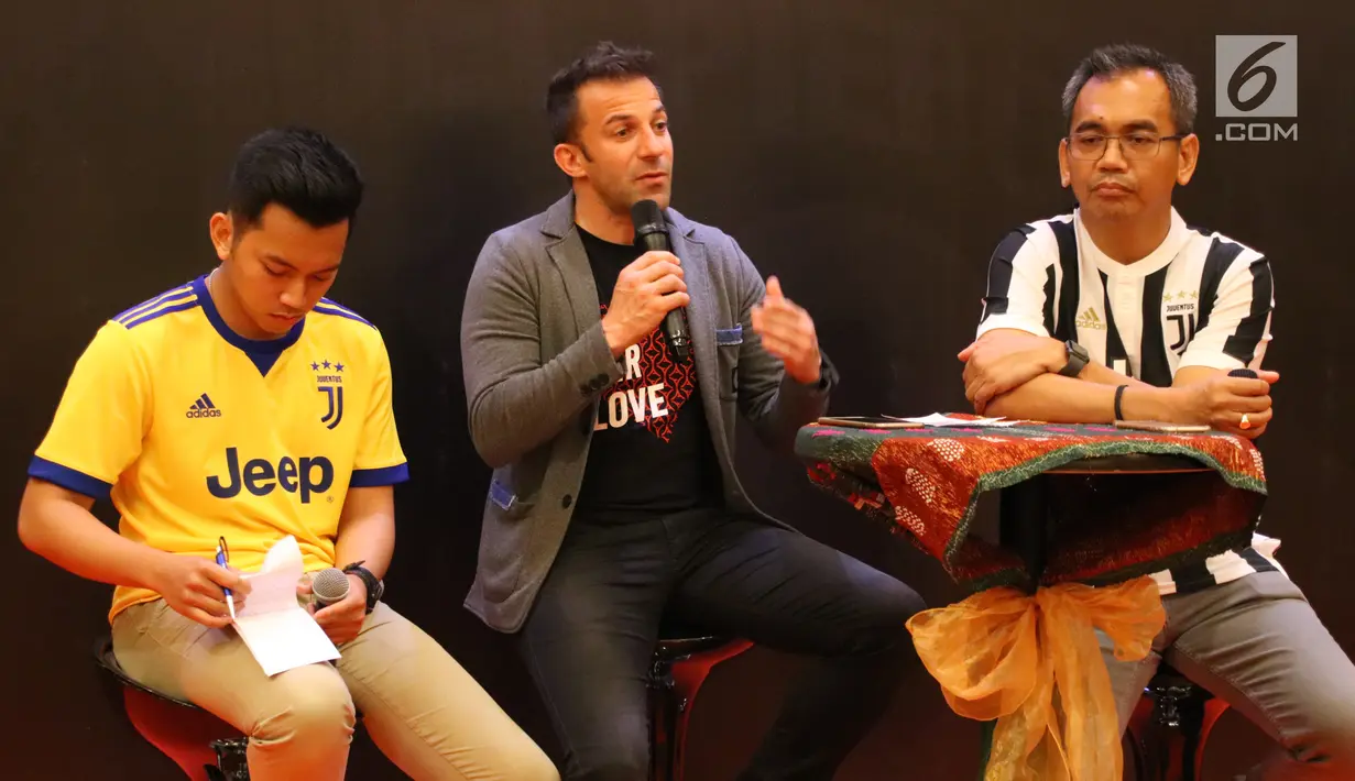 Legenda hidup sepak bola Italia, Alessandro Del Piero memberi sambutan saat coaching clinic di Medan, Sumatera Utara, Kamis (17/5). Selain mencari pemain berbakat, Del Piero juga mengumpulkan dana untuk korban Gunung Sinabung. (Liputan6/comReza Efendi)