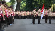 Presiden Jokowi (kanan) menyerahkan bendera merah putih kepada Ketua Kwarnas Gerakan Pramuka Adhyaksa Dault saat pelepasan 462 kontingen Pramuka Indonesia yang akan mengikuti Jambore Pramuka Dunia ke-23, Jakarta, Jumat (24/7). (Liputan6.com/Faizal Fanani)