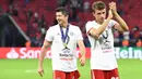 Pemain Bayern Munchen, Thomas Mueller dan Robert Lewandowski, merayakan kemenangan pada laga Piala Super Eropa 2020 di Puskas Arena, Budapest, Jumat (25/9/2020) dini hari WIB. Bayern Munchen menang 2-1 atas Sevilla. (AFP/Tibor Illyes/pool)