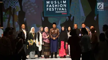 Presiden Joko Widodo atau Jokowi foto bersama saat pembukaan Muslim Fashion Festival (Muffest) Indonesia Tahun 2018 di JCC, Kamis (19/4). Jokowi mengenakan batik warna cokelat berpadu peci hitam dan sarung biru tua. (Liputan6.com/Immanuel Antonius)
