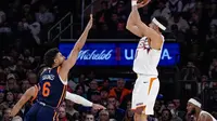 Tembakan Tiga Angka Devin Booker Menangkan Suns atas Knicks di lanjutan NBA 2023/2024 (AP)