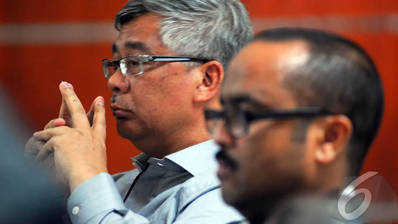 KPK Hadirkan Saksi Ahli, Akil Mochtar Mengantuk
