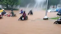 Patung Kuda Indosat Banjir, Macet Mengular