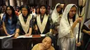 Ribuan jemaat merayakan malam Misa Natal di Gereja Katedral, Jakarta, Sabtu (24/12). Misa natal ini mengangkat tema Hari Ini Telah Lahir Bagimu, Juru Selamat, Yaitu Yesus Kristus Tuhan Dikota Daud. (Liputan6.com/Helmi Afandi)