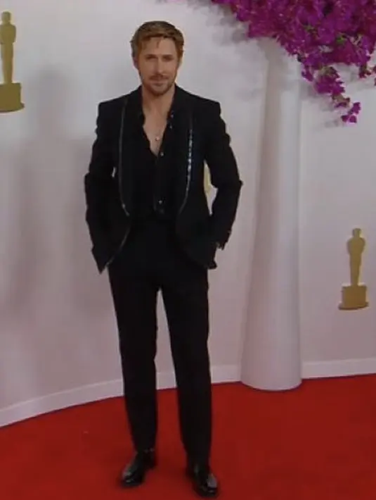 Tambahan aksesori pemanis juga hadirkan gaya yang begitu optimal. Jam tangan dan kalung jadi fashion statement yang begitu menjanjikan. [Foto: instagram/ Ryan Gosling]