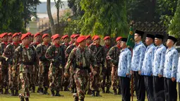 KSAD Jenderal Gatot Nurmantyo melakukan inspeksi pasukan sesaat sebelum upacara serah terima jabatan Danjen Kopassus di Markas Kopassus, Cijantung, Jaktim, (24/10/2014). (Liputan6.com/Helmi Fithriansyah)