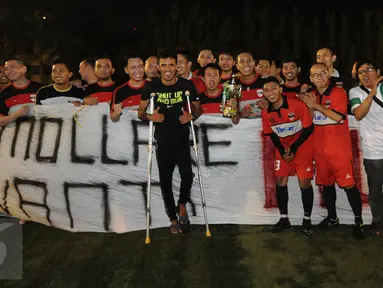 Alfin Tuasalamony (kaos hitam) berpose bersama kelompok suporter usai laga Trofeo Calcio Charity yang digelar di Lapangan Pertamina Simprug, Jakarta, Sabtu (11/7/2015). Turnamen tersebut merupakan laga amal untuk Alfin. (Liputan6.com/Helmi Fithriansyah) 