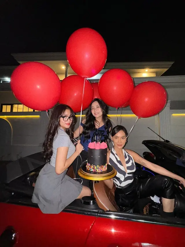 Kini Jadi Bestie, Ini 6 Potret Fuji dan Erika Carlina Rayakan Ultah Rachel Vennya