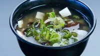 Semangkuk miso soup tofu Jepang. (Liputan6.com/IG/kinkaku.indonesia)